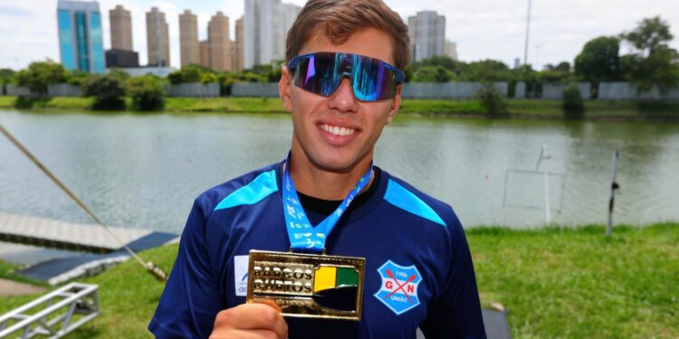 Lucas Kroeff com a medalha