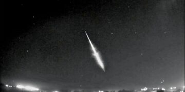 Meteoro cruzando o céu de Santa Maria