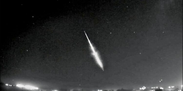 Meteoro cruzando o céu de Santa Maria