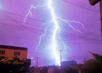 Momento da queda de um raio em Gravataí