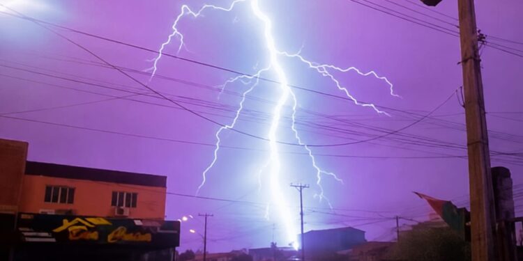 Momento da queda de um raio em Gravataí
