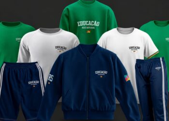 Alunos com uniforme escolar